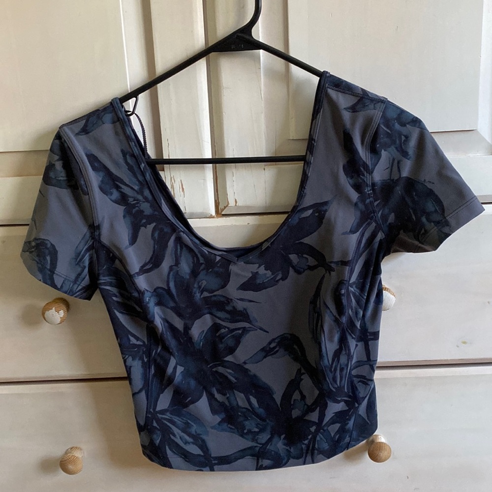 Lululemon workout crop top